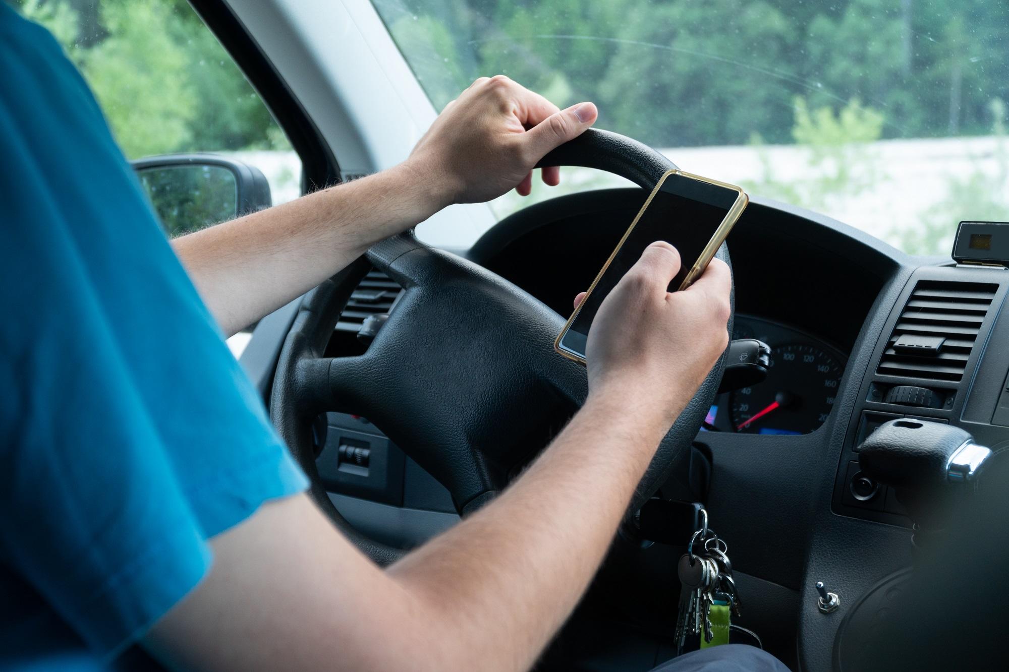 يعاقب بغرامة مقدارها 15 دينارا، سائق المركبة عند استخدامه الهاتف أثناء سير المركبة إذا كان الهاتف أو جزء منه محمولا باليد. (Shutterstock)