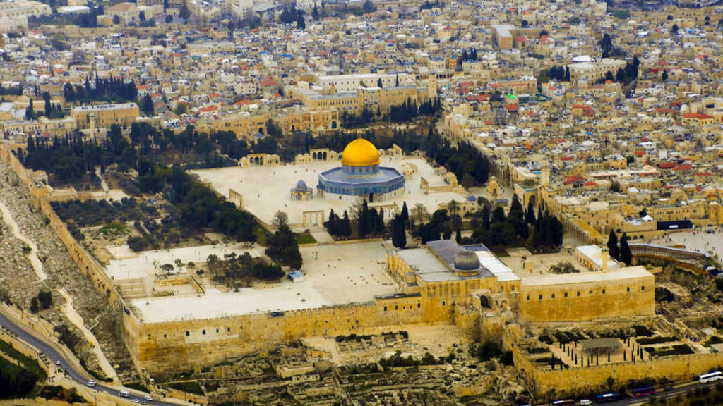 صورة جوية لمدينة القدس يظهر فيها المسجد الأقصى. (shutterstock)