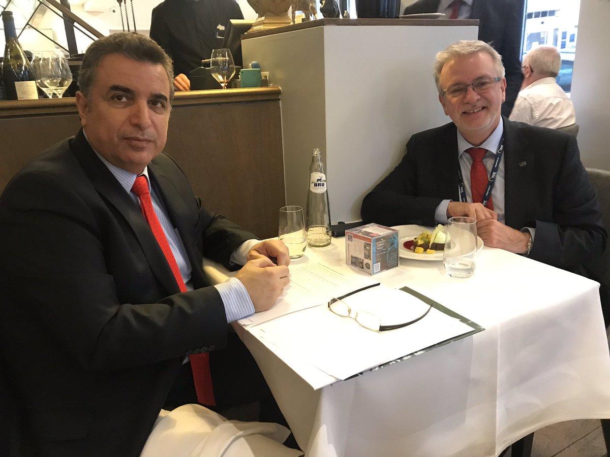 سفير الأردن في بروكسل يوسف البطاينة خلال مباحثات مع نائب ألماني مايكل جاهلر. (صفحة السفير البطاينة عبر منصة تويتر)
