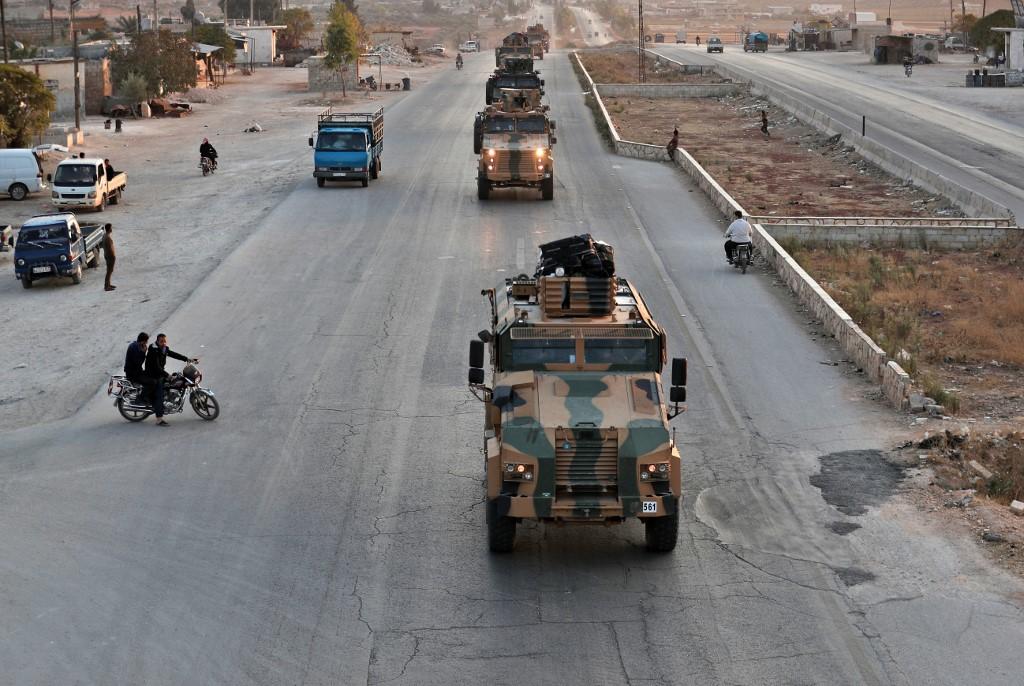 تعزيزات عسكرية تركية أثناء مرورها عبر خان السبل في محافظة إدلب الشمالية في سوريا. 13 نوفمبر 2019. (أ ف ب)
