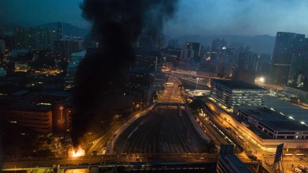 تصاعد الدخان من حريق بجوار جامعة هونغ كونغ للفنون التطبيقية .18 نوفمبر 2019. (أ ف ب)