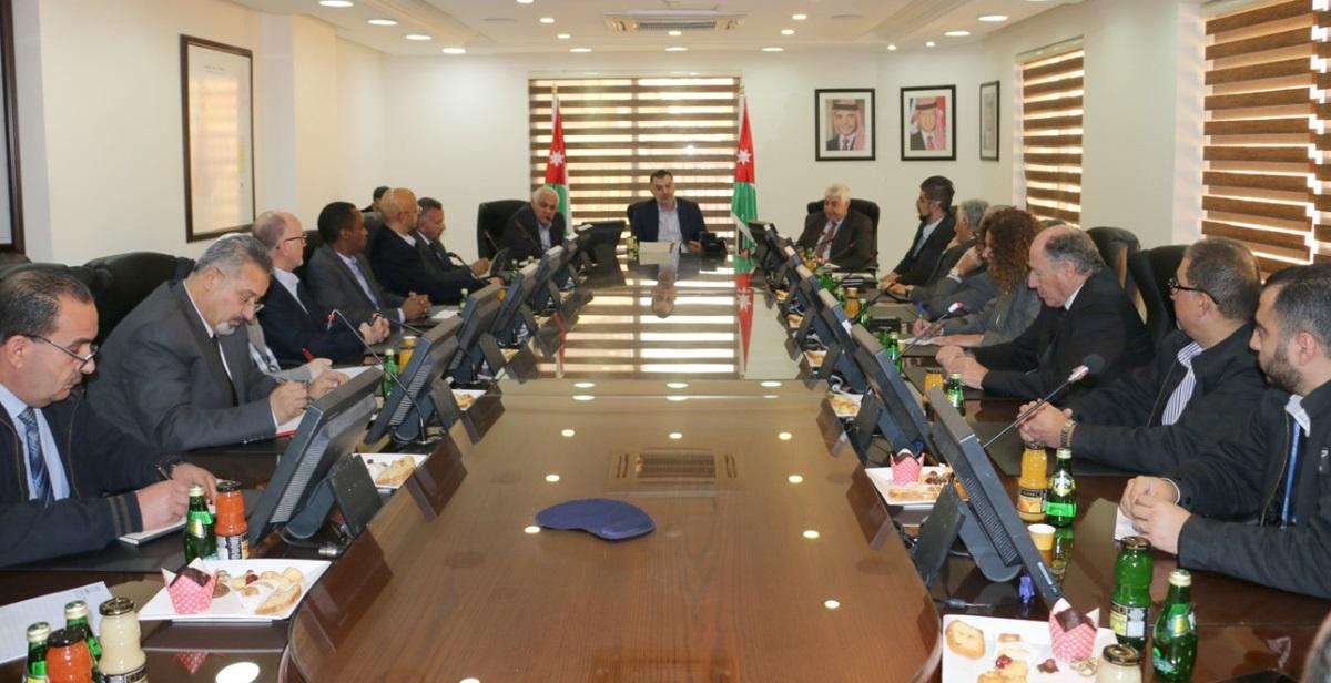 وزير العمل نضال فيصل البطاينة خلال اجتماع في مبنى الوزارة الثلاثاء، بحضور ممثلي وكالات السيارات في الأردن. (وزارة العمل)