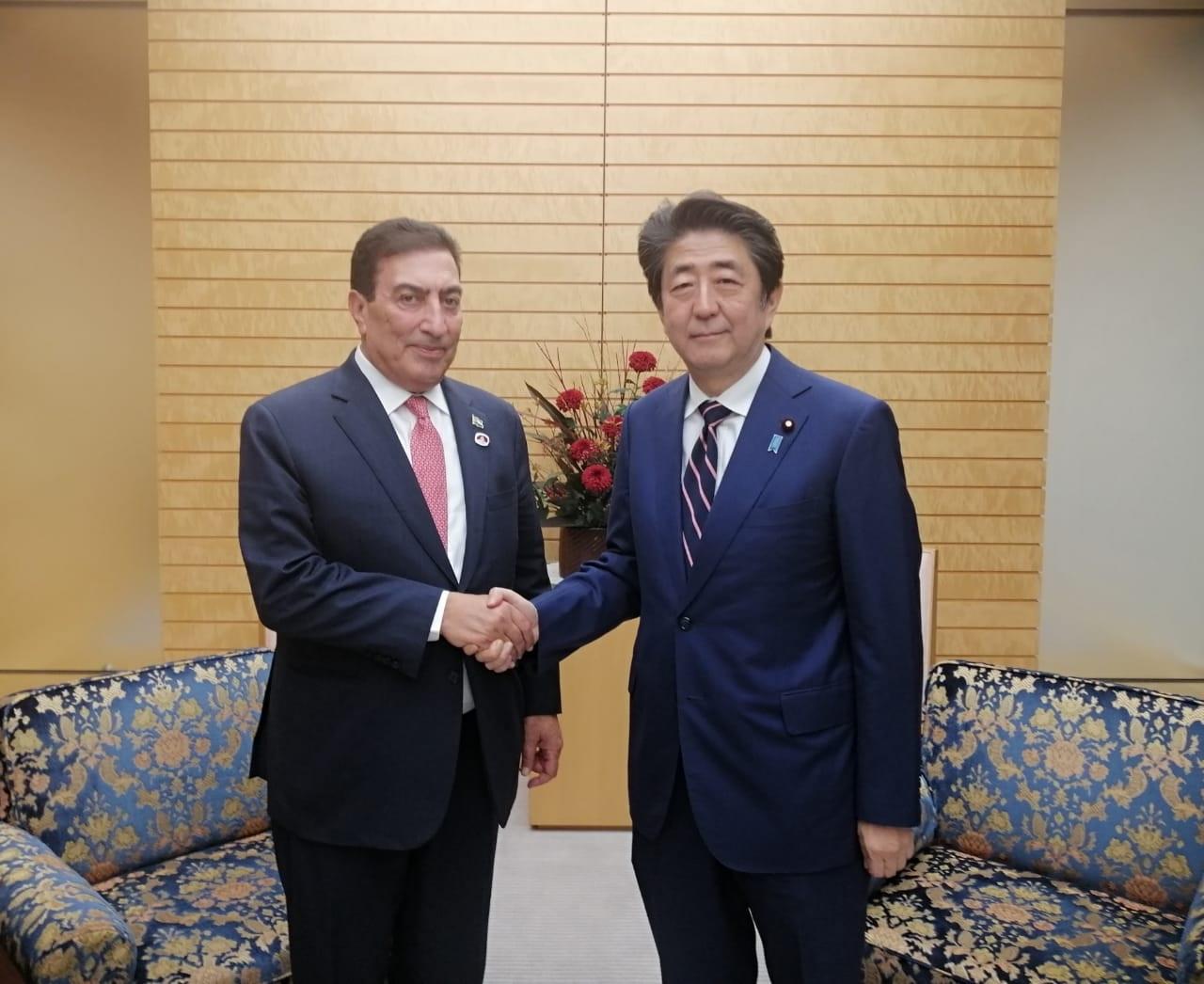 رئيس مجلس النواب عاطف الطراونة (يسار)، ورئيس الوزراء الياباني شينزو آبي (يمين) فب العاصمة اليابانية طوكيو. (مجلس النواب)
