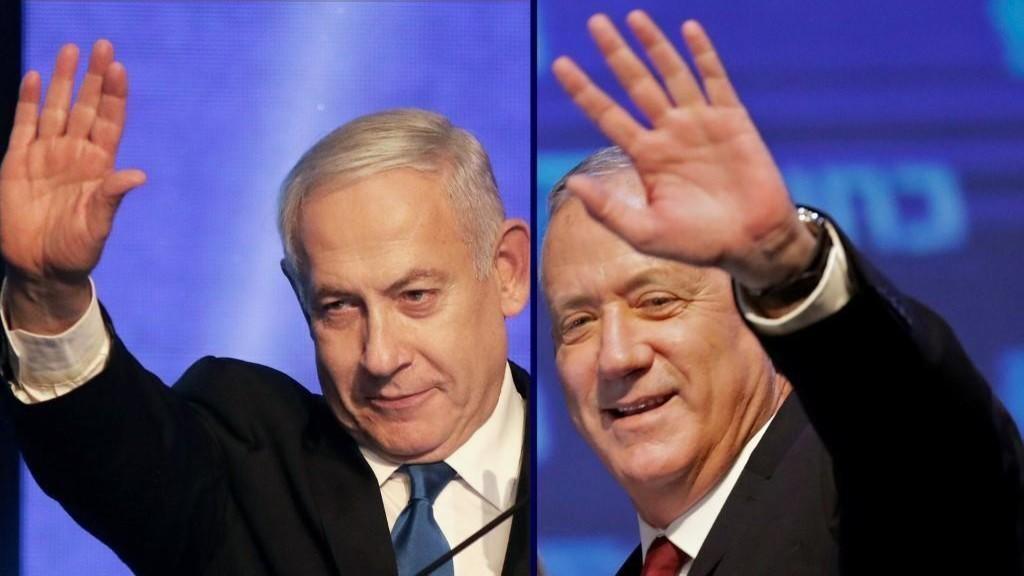 زعيم تحالف "أزرق أبيض" الوسطي بيني غانتس (يمين)، ورئيس الوزراء الإسرائيلي بنيامين نتنياهو (يسار). (أ ف ب)
