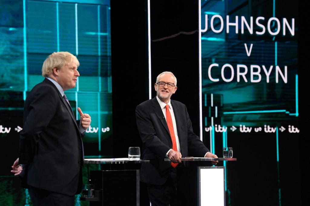 رئيس الوزراء البريطاني بوريس جونسون مع زعيم المعارضة العمالية جيريمي كوربن في مناظرة تلفزيونية في 19 نوفمبر 2019 ،جوناثان هوردلي / أ ف ب 