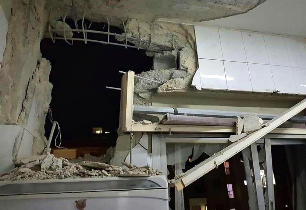 صورة نشرتها وكالة الأنباء العربية السورية الرسمية (سانا) تظهر آثار دمار في مبنى في منطقة قدسيا غربي دمشق، 20 تشرين ثاني/ نوفمبر 2019. (أ ف ب)