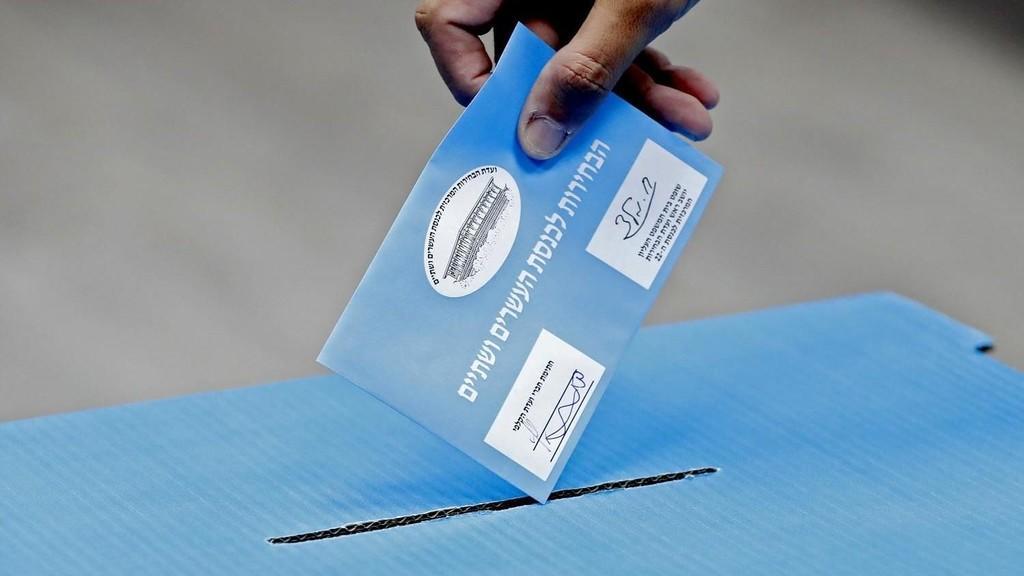رجل يضع بطاقته الانتخابية في صندوق اقتراع خلال الانتخابات الإسرائيلية. مركز اقتراع في روش هاعين. 17 سبتمبر 2019. (أ ف ب)