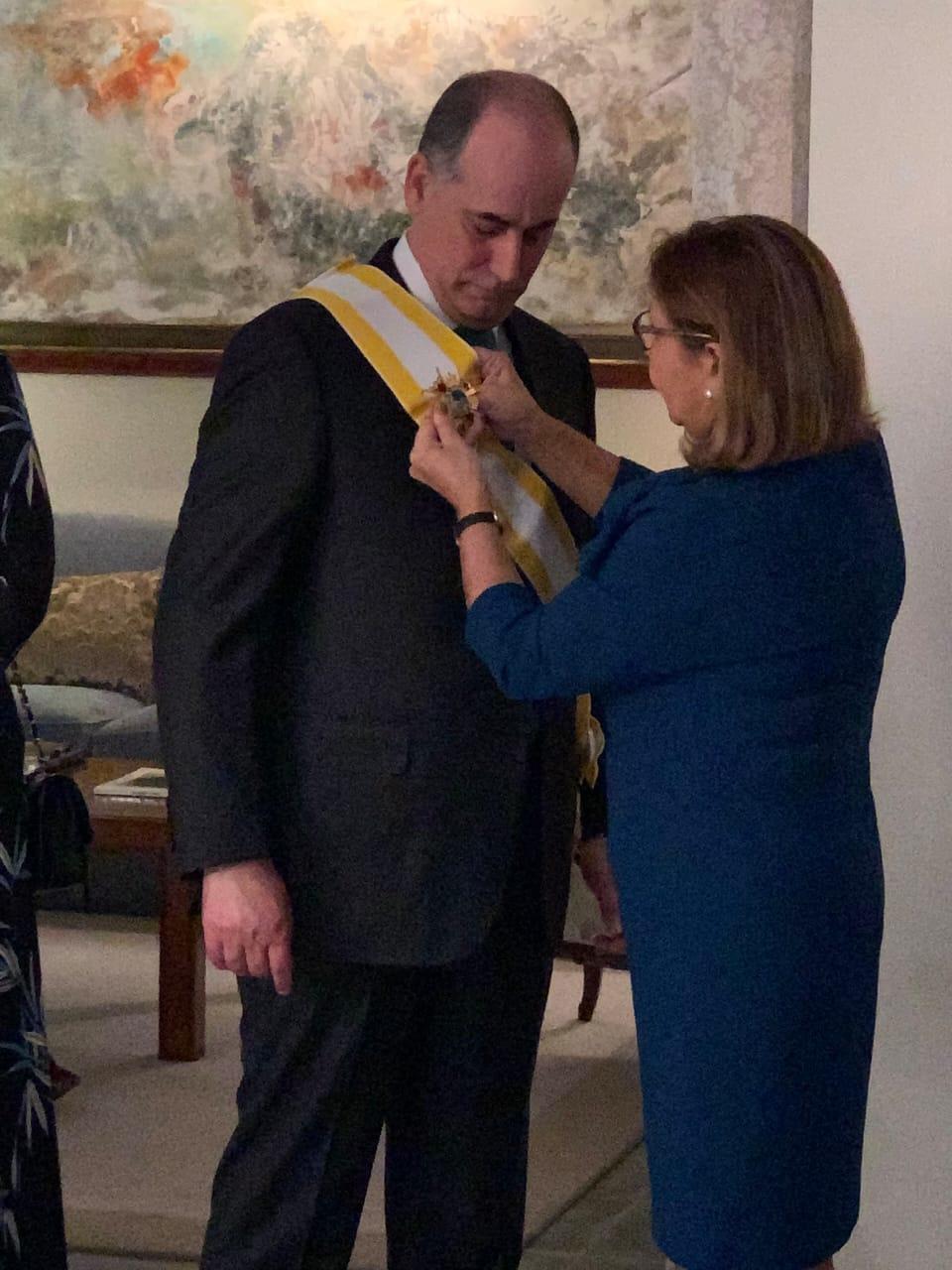 سفيرة إسبانيا في الأردن تسلم السفير غسان المجالي "وسام الصليب الأعظم من وسام إيزابيل الكاثوليكية". (المملكة)