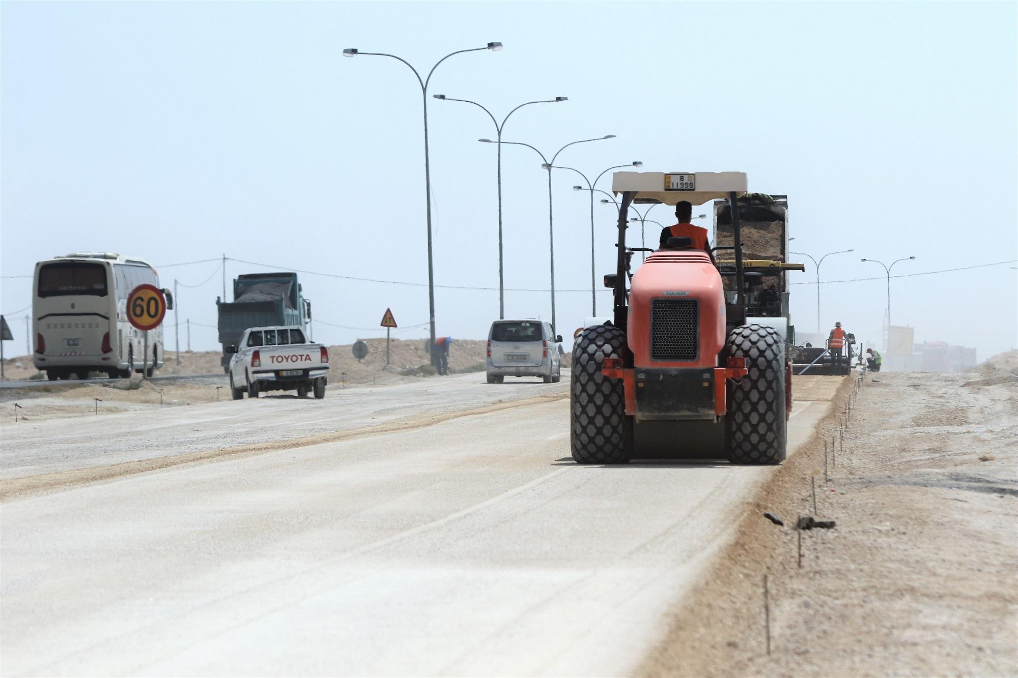 أعمال إعادة تأهيل الطريق الصحراوي بين العقبة ومطار الملكة علياء الدولي. (صلاح ملكاوي/ المملكة)