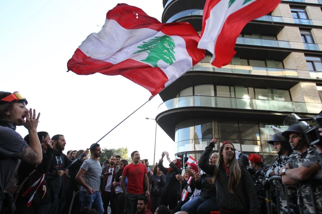 متظاهرون مناهضون للطبقة السياسية في لبنان يرددون شعارات قرب مقر البرلمان في العاصمة بيروت، 19 تشرين الثاني/نوفمبر 2019. (إبراهيم عمرو/ أ ف ب)