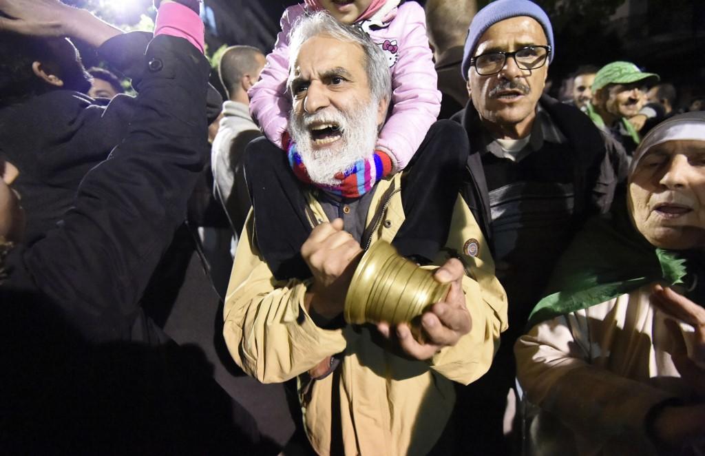 جزائريون يسيرون في شوارع العاصمة الجزائر أثناء مشاركتهم في مظاهرة ليلية ضد الانتخابات الرئاسية المقبلة في 21 نوفمبر 2019. رياض كرمي / أ ف ب 