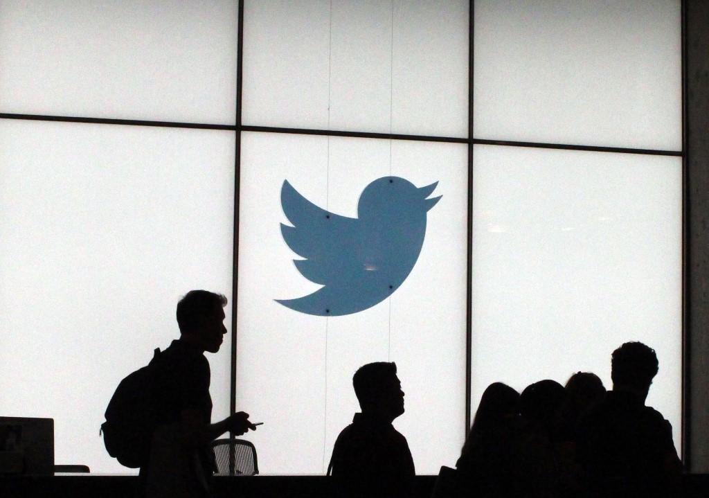 بدأت "تويتر" بشكل منفصل في أيلول/سبتمبر السماح للمستخدمين بإخفاء الرسائل المباشرة غير المرغوب فيها. أ ف ب