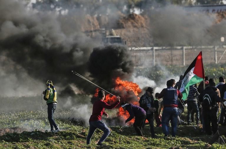 متظاهرون فلسطينيون قرب السياج الحدودي شرق قطاع غزة، 22 فبراير 2019. محمود همص/ أ ف ب