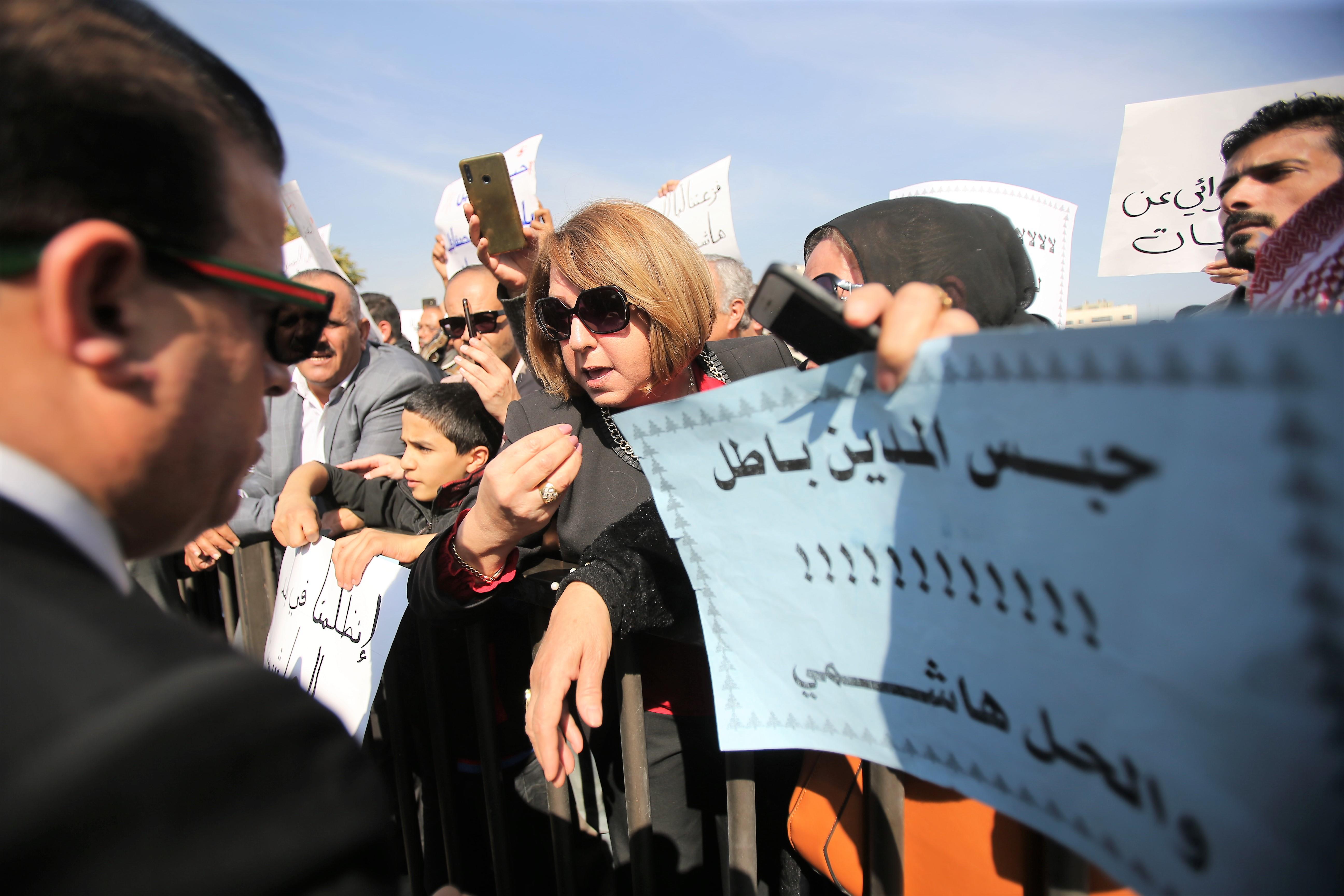 اعتصام يُطالب بعدم حبس المدين. (صلاح ملكاوي/المملكة)
