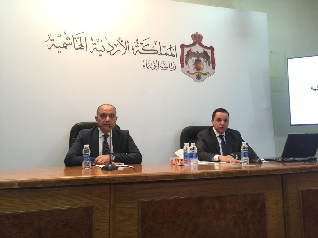 وزير المالية محمد العسعس (يمين) مع وزير الدولة لشؤون الإعلام أمجد العضايلة. (المملكة)