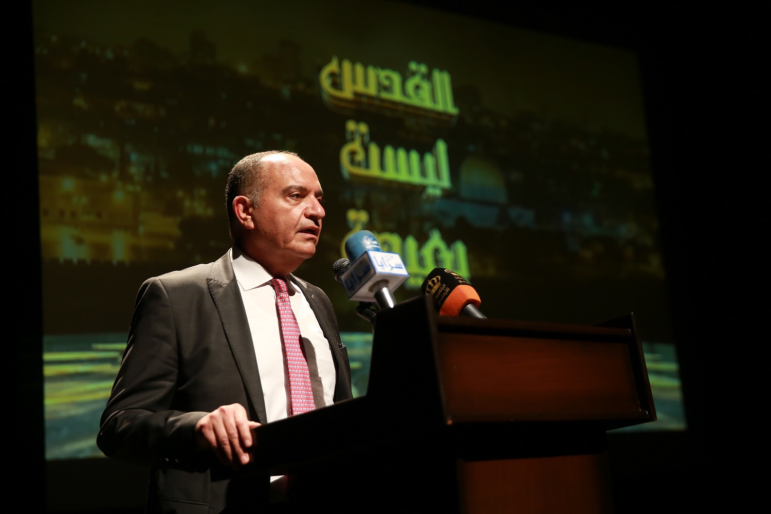وزير الدولة لشؤون الإعلام، أمجد العضايلة، خلال حفل إطلاق الفيلم الوثائقي "القدس ليست بعيدة". (بترا)