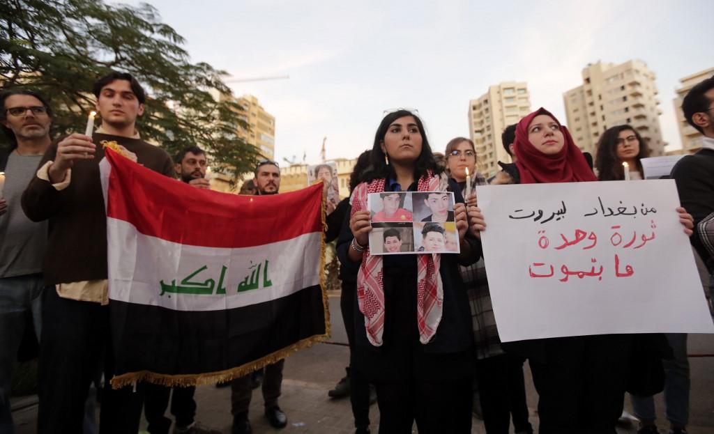 متظاهرون لبنانيون أمام السفارة العراقية في العاصمة اللبنانية بيروت. (أنور عمرو/ أ ف ب)