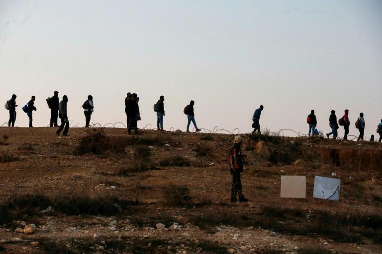 عمال فلسطينيون بلا تصاريح عمل ينتظرون العبور إلى المناطق الإسرائيلية في مدينة بئر السبع. 20 تشرين الثاني/نوفمبر 2019. (أ ف ب)
