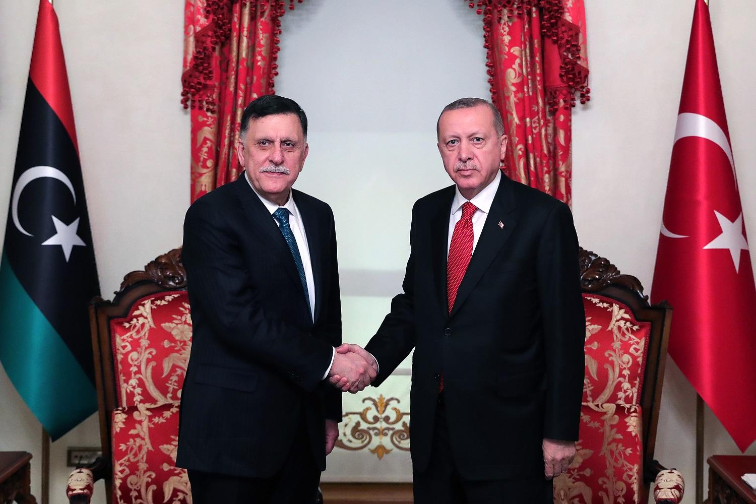 لقاء الرئيس التركي رجب طيب إردوغان مع رئيس حكومة الوفاق الليبية فايز السراج. (أ ف ب)