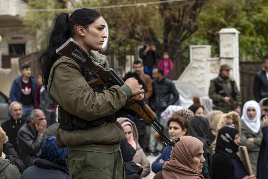  قوات الأمن الداخلي الكردي خلال حراسة مظاهرة في القامشلي. 5 ديسمبر / كانون الأول 2019. أ ف ب