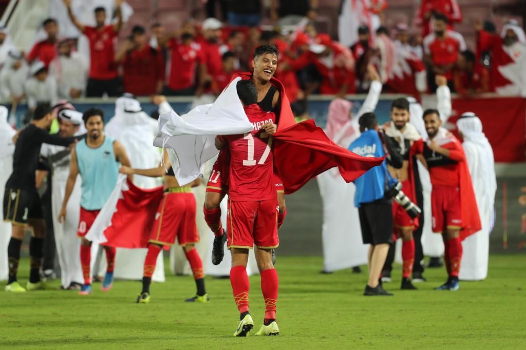 لاعبو البحرين يحتفلون ببلوغهم نهائي كأس الخليج 24، بعد فوزهم على المنتخب العراق، في ستاد عبد الله بن خليفة في قطر. 5 كانون أول/ ديسمبر 2019. (أ ف ب)