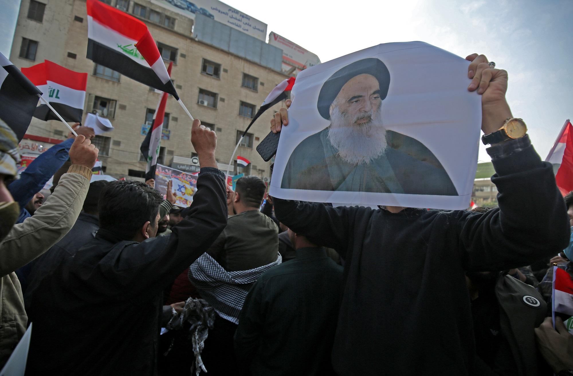 متظاهر عراقي يحمل صورة علي السيستاني، 05/12/2019 (أ ف ب)