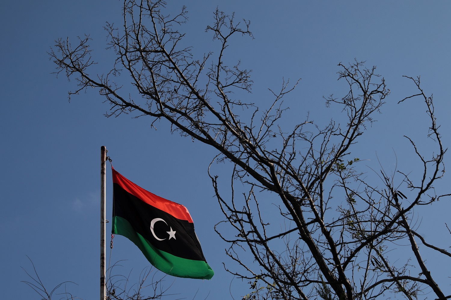 علم ليبيا يرفرف فوق القنصلية الليبية في أثينا. رويترز