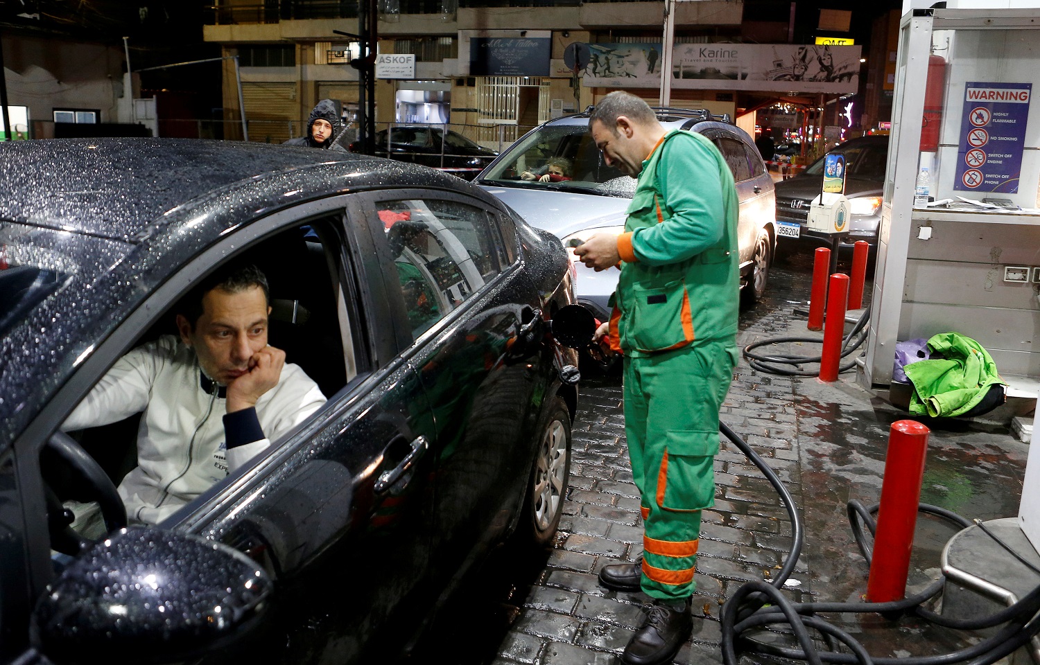 عامل يملأ خزان سيارة في محطة للبنزين. لبنان . 27 نوفمبر ، 2019. رويترز / محمد أزاقير