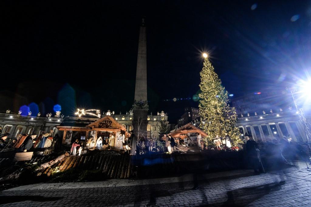 شجرة عيد الميلاد التقليدية ومغارة عملاقة مصنوعة بالكامل من الخشب في الفاتيكان، 5 كانون الأول/ديسمبر. (فيليبو مونتيفورتي/ أ ف ب)