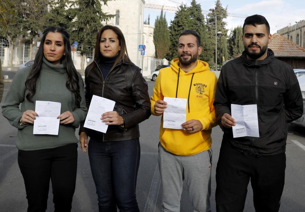 الصحافيون الفلسطينيون الأربعة الذين اعتقلتهم شرطة الاحتلال الإسرائيلي، بعد الإفراج عنهم في القدس المحتلة. (أحمد غرابلي/ أ ف ب)
