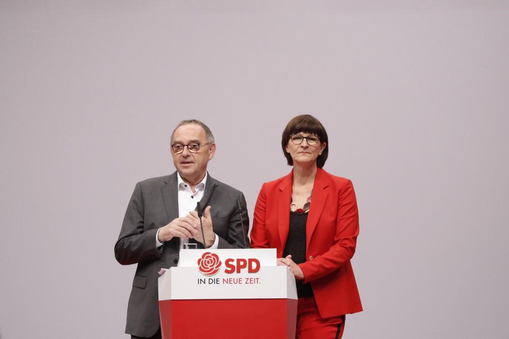 الزعيمان الجديدان للحزب الاشتراكي الديمقراطي ساسكيا إيسكن (يمين) ونوربرت فالتر بوريانس (يسار). (أود أندرسن/ أ ف ب)