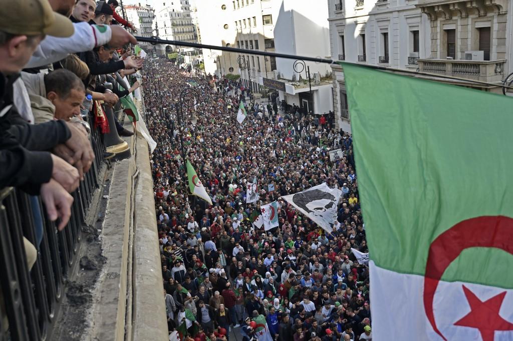 الحراك الاحتجاجي الجزائري المتواصل منذ 22 شباط/فبراير يطالب بتفكيك كل "النظام" المتمسك في الحكم منذ الاستقلال عام 1962. 6 كانون أول/ ديسمبر 2019. (أ ف ب )