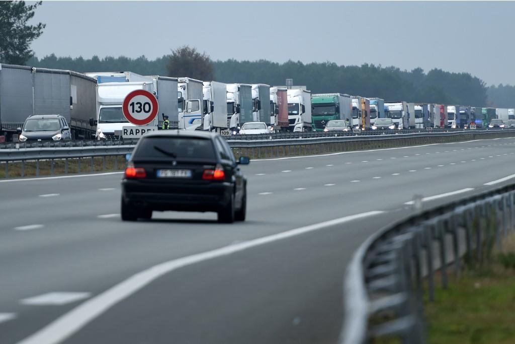 شاحنات تسد الطريق السريع A63 خلال إضراب وطني دعا إليه اتحاد شركات النقل .7 ديسمبر 2019 . أ ف ب