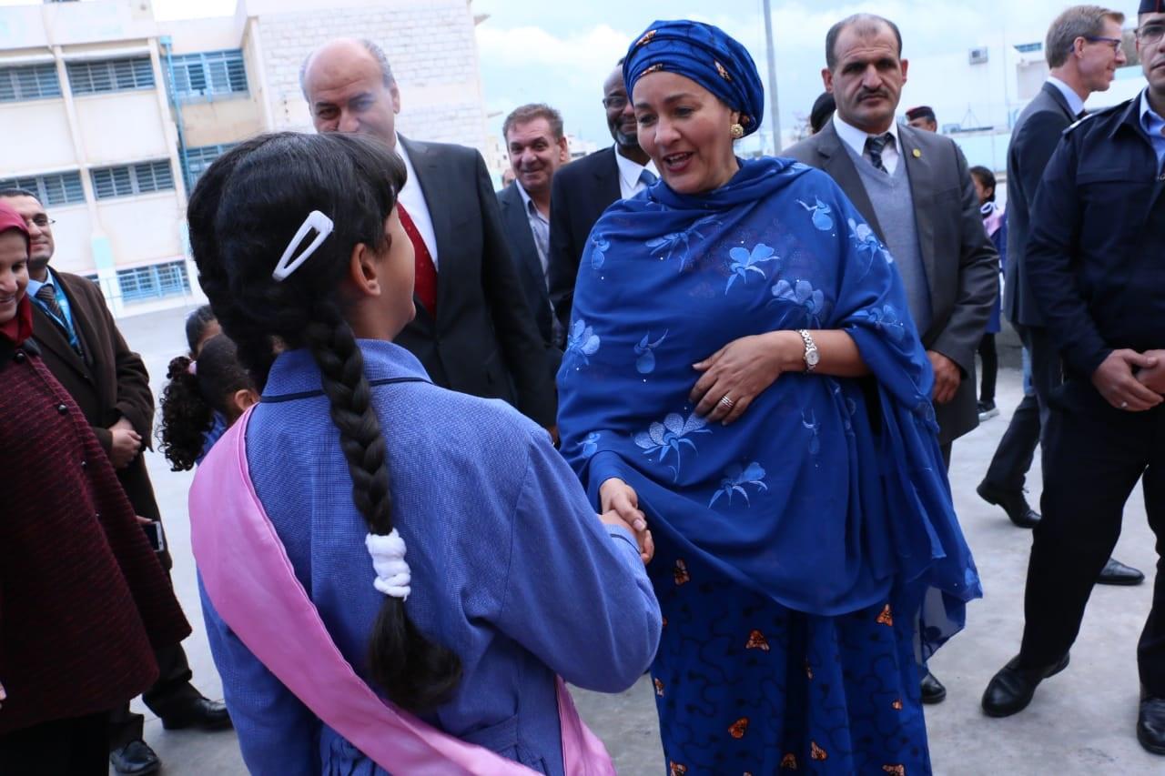 نائبة الأمين العام للأمم المتحدة أمينة محمد خلال زيارتها لمدرسة إناث تابعة لأونروا. (وكالة أونروا)
