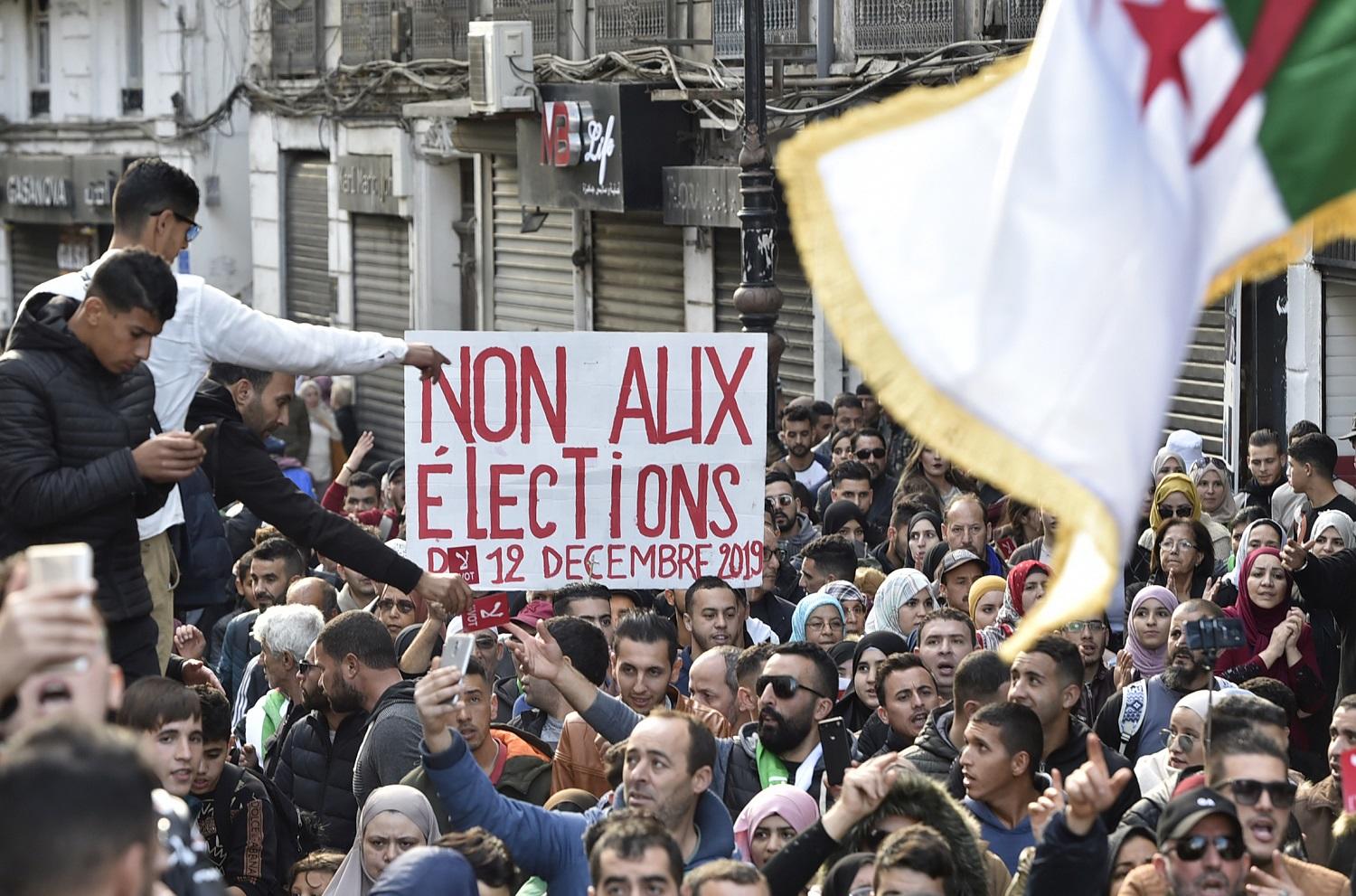 مظاهرات في الجزائر رافضة لإجراء انتخابات رئاسية لخلافة عبد العزيز بوتفليقة. (أ ف ب)