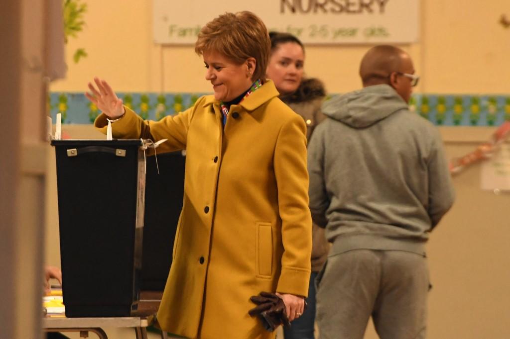 زعيمة الحزب الوطني الاسكتلندي نيكولا ستورجيون، تدلي بصوتها في انتخابات عامة في بريطانيا. 12 كانون أول/ ديسمبر 2019. أندي بوكانان / أ ف ب