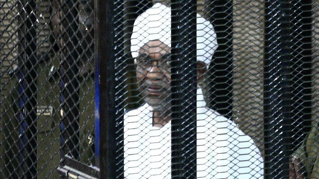  الرئيس السوداني السابق عمر البشير خلال جلسة محاكمة. (رويترز)