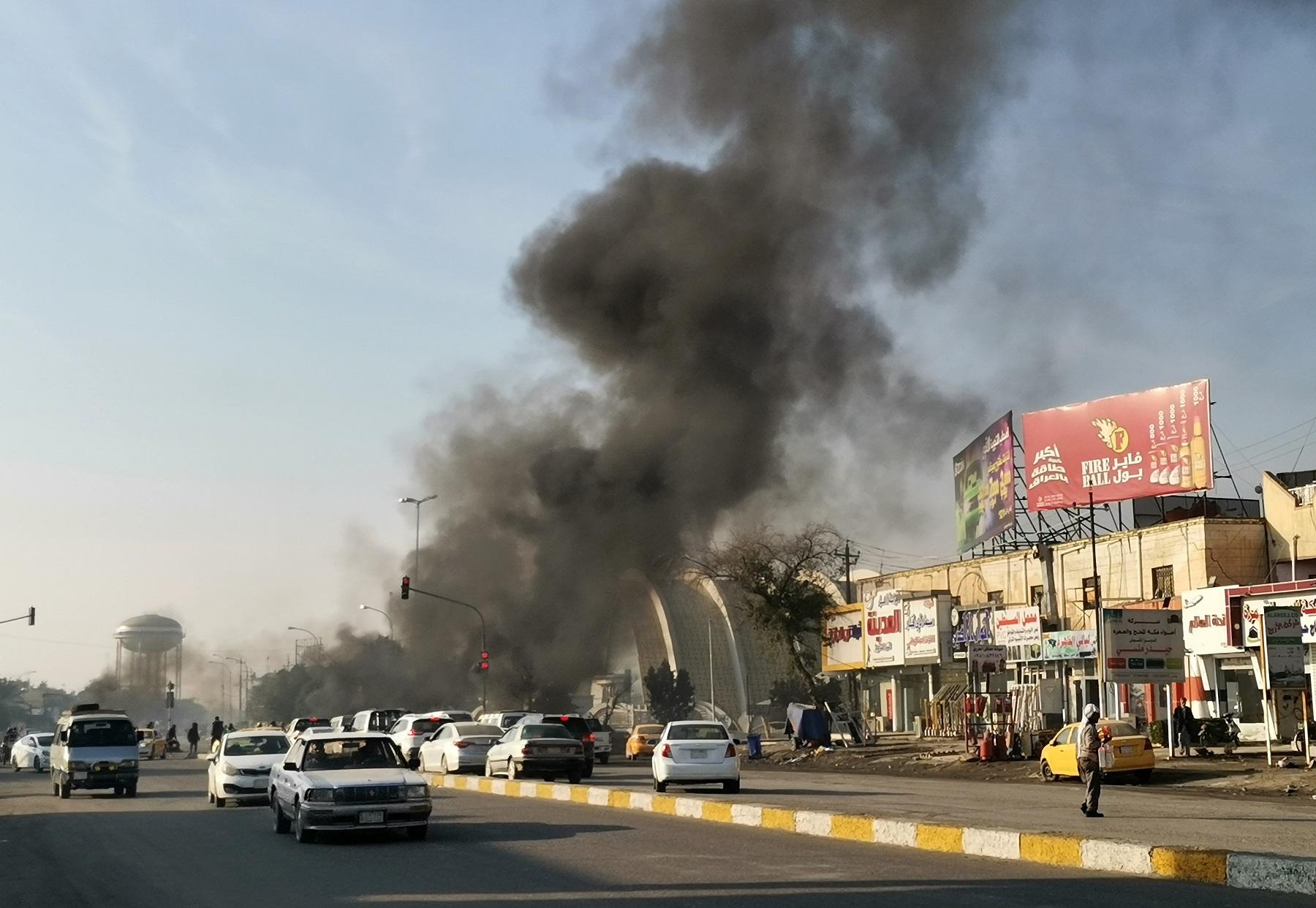 طريق محاط بالإطارات المشتعلة وضعها متظاهرون في مدينة الناصرية جنوبي العراق. 12 ديسمبر 2019. (أ ف ب)