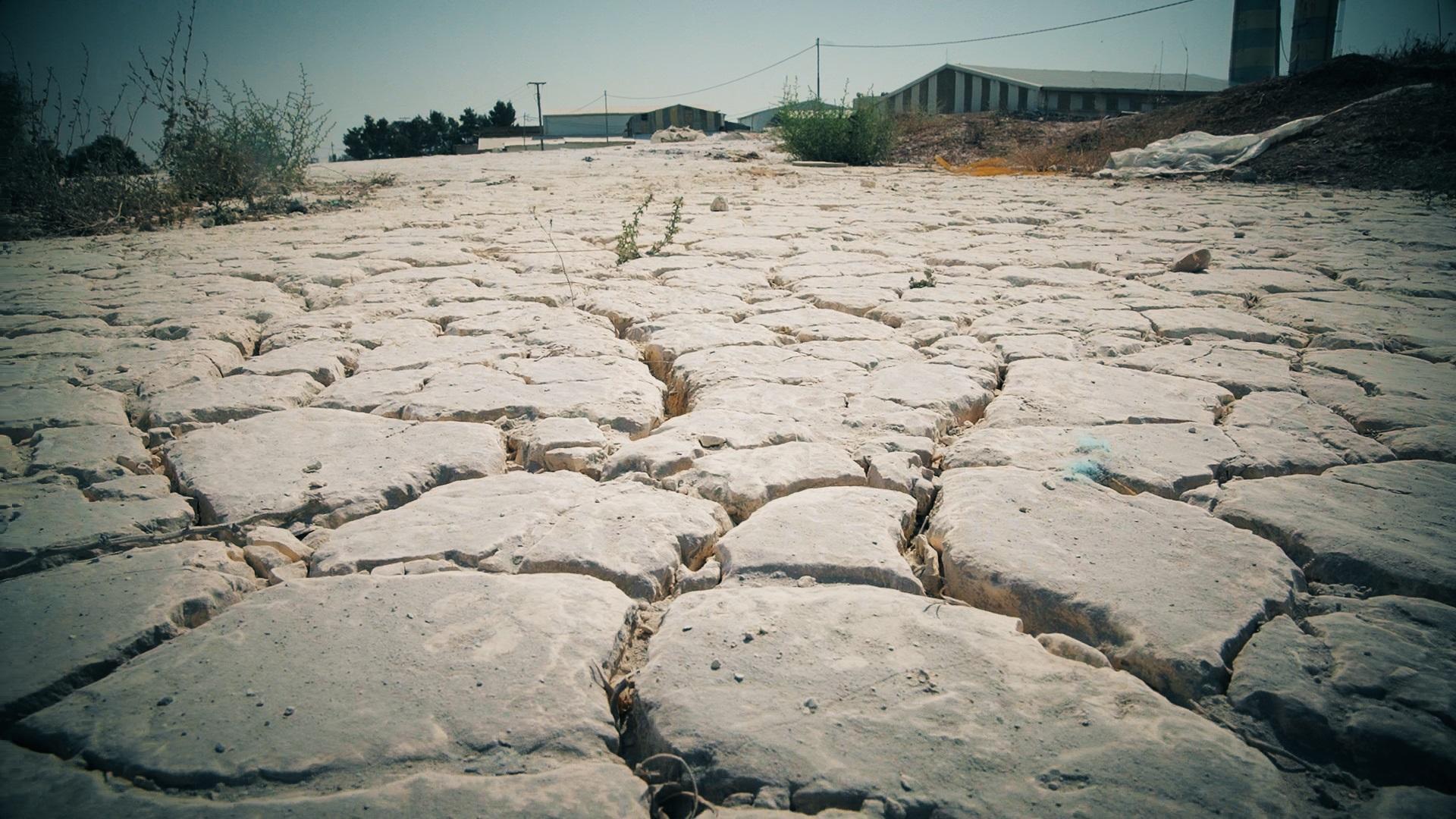 بقايا "الكمخة"، وهي مادة لزجة من مخلفات عملية قص الحجر، في المدينة الحرفية في سحاب (برنامج قيد التحقيق/المملكة)