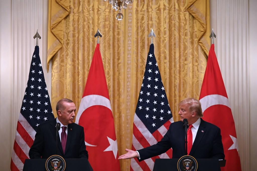 يشارك الرئيس الأمريكي دونالد ترامب والرئيس التركي رجب طيب أردوغان (يسار) في مؤتمر صحفي مشترك في القاعة الشرقية للبيت الأبيض في واشنطن العاصمة.13 نوفمبر 2019. جيم واتسون / أ ف ب