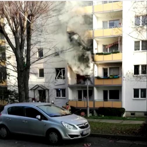 يظهر الدخان يخرج من النوافذ في مبنى سكني ألماني عقب انفجار. رويترز