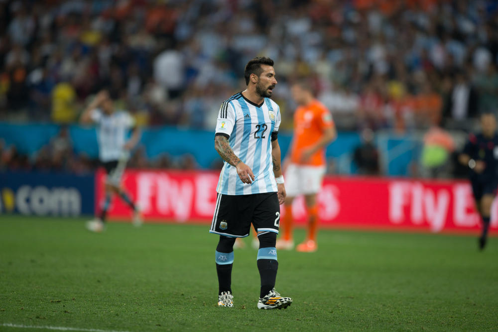الأرجنتيني إزيكيل لافيتزي خلال مباراة بلاده أمام هولندا في كأس العالم 2014. (shutterstock)