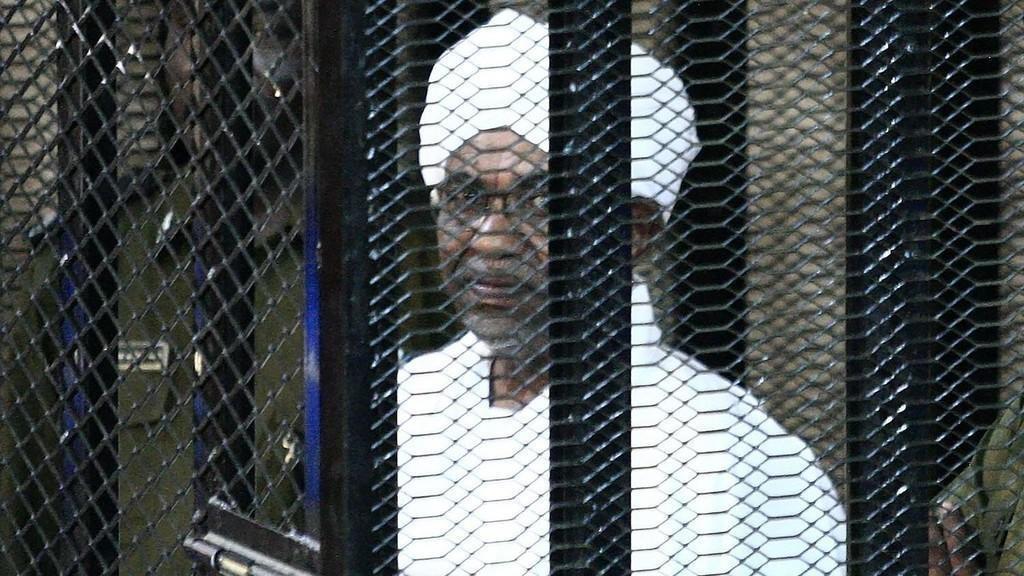 صورة أرشيفية للرئيس السوداني السابق عمر البشير خلال جلسة محاكمة. (رويترز)