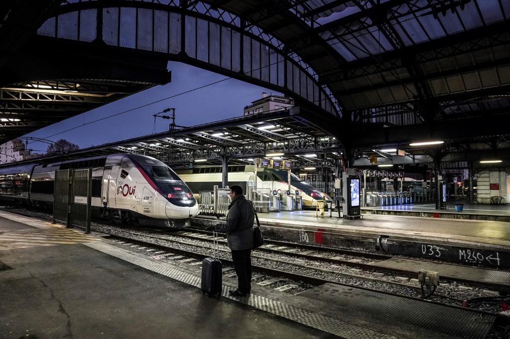 سجل توقف واحد من أربعة بالنسبة الى القطارات فائقة السرعة فيما اغلقت تسعة خطوط للمترو في باريس ومنطقتها وتوقفت حركة الحافلات بنسبة 60%. أ ف ب