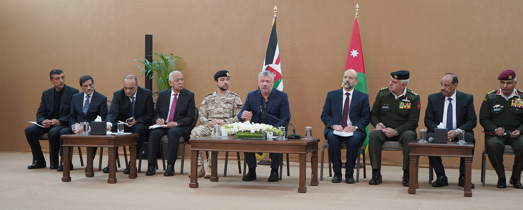 جلالة الملك عبدالله الثاني يلتقي، بحضور سمو الأمير الحسين بن عبدالله الثاني، ولي العهد، وجهاء وممثلي أبناء وبنات عشائر البلقاوية ضمن سلسلة لقاءات مجلس بسمان في الديوان الملكي الهاشمي