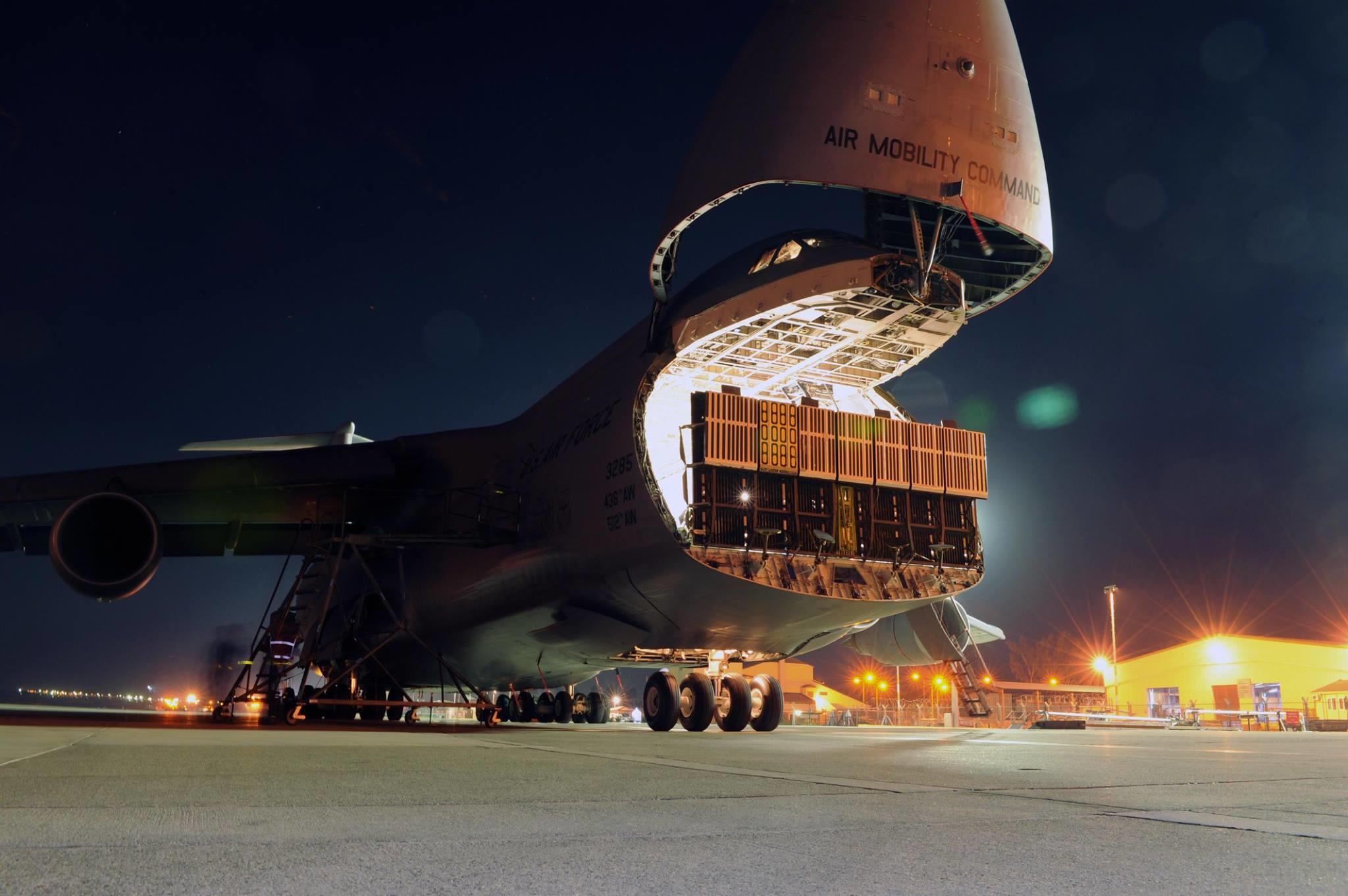 طائرة شحن قبل تفريغ طائرة C-5M Super Galaxy في قاعدة أنجرليك في تركيا.  12 تشرين ثاني / نوفمبر 2015. دانييل ليل / القوات الجوية الأميركية