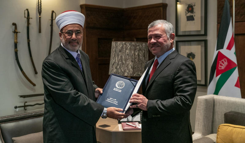 جلالة الملك عبدالله الثاني خلال تسلمه نسخة من التقرير السنوي لأوضاع المحاكم الشرعية وسير الأعمال فيها لسنة 2018. (الديوان الملكي الهاشمي)