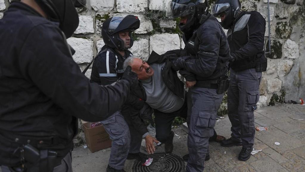 صورة أرشيفية لأفراد من قوّات الاحتلال الإسرائيلي يعتقلون فلسطينيا، 12 مارس 2019. (أ ف ب)