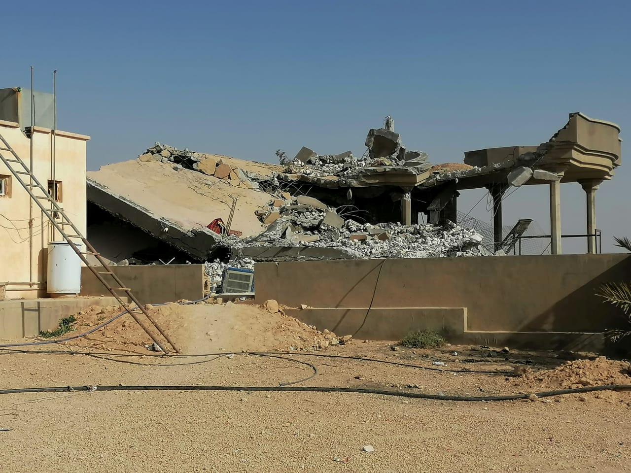 موقع تابع لكتائب حزب الله العراقي بعد تعرضه للضربات الجوية التي نفذها الجيش الأميركي في العراق، 30 كانون الأول/ ديسمبر 2019. (رويترز) 