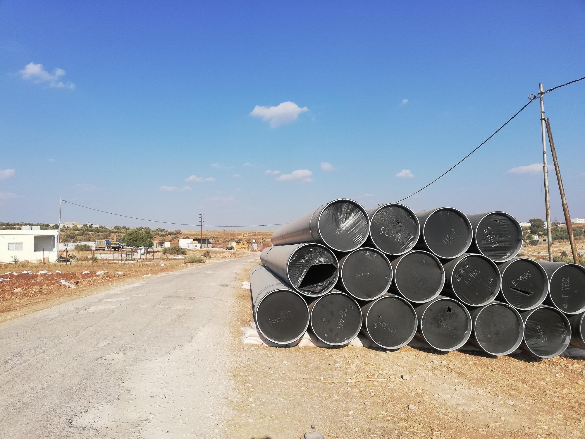 الصورة من قرية مخربا غربي محافظة إربد، وتظهر أنابيب تم استخدامها لنقل الغاز المستورد من شركة نوبل إنيرجي إلى الأردن، 8 أغسطس 2018. (المملكة)